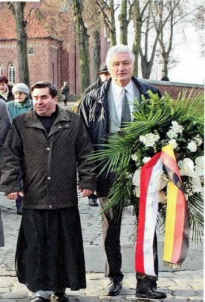 Bodo Rückert podczas uroczystości pochowania zmarłych z masowego grobu w Malborku. Zdjęcie: Helmut Kropidłowski