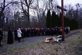 Gedenkveranstaltung in Lamsdorf: Kranzniederlegung / Uroczystości w Łambinowicach: złożenie kwiatów. Foto: Lukas Netter 