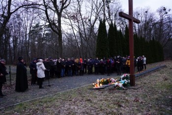 Gedenkveranstaltung in Lamsdorf: Kranzniederlegung / Uroczystości w Łambinowicach: złożenie kwiatów. Foto: Lukas Netter 
