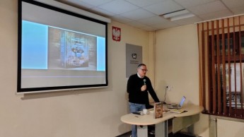 Gedenkveranstaltung in Lamsdorf: Vortrag von Dr. Bogusław Kopka / Uroczystości w Łambinowicach: wykład dr hab. Bogusława Kopki. Foto: Lukas Netter 