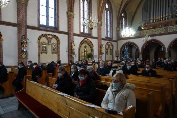 Gedenkveranstaltung in Lamsdorf: Gottesdienst in der Maria-Magdalena-Kirche / Uroczystości w Łambinowicach: msza św. w kościele św. Marii Magdaleny. Foto: Lukas Netter