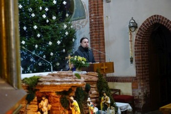 Gedenkveranstaltung in Lamsdorf: Spricht Europaabgeordneter Łukasz Kohut / Uroczystości w Łambinowicach: przemawia Europoseł Łukasz Kohut. Foto: Lukas Netter 