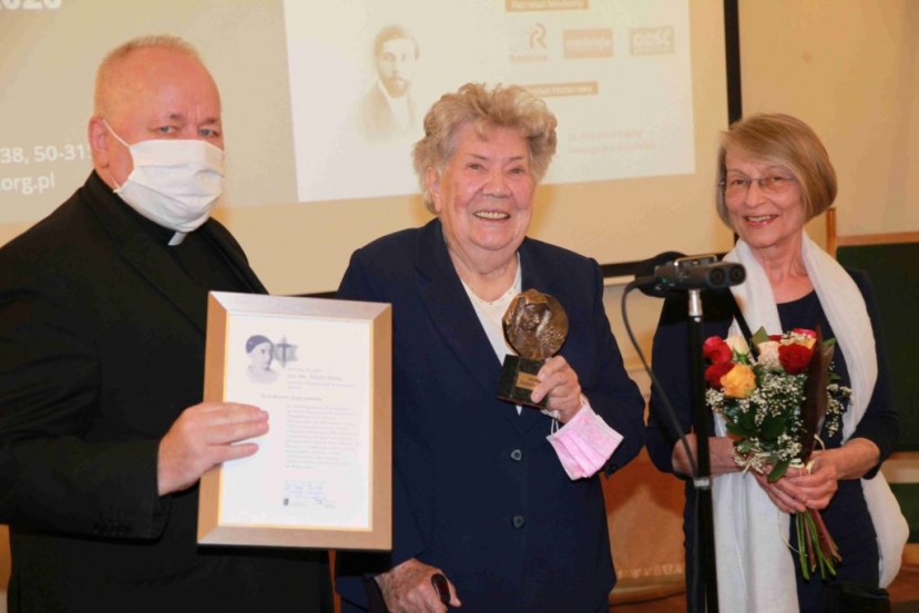 Von links: Pfr. Jerzy Witek, Vorsitzender der Edith-Stein-Gesellschaft, renate Zającykowska und Maria Kromp-Kropiowska, Direktorin des Edith-Sein-Hauses. Foto:Edith-Stein-Haus