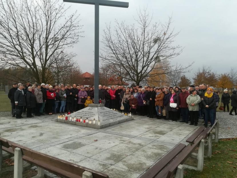 Gedenken an die Opfer auf dem Friedhof in Groß Nädlitz.