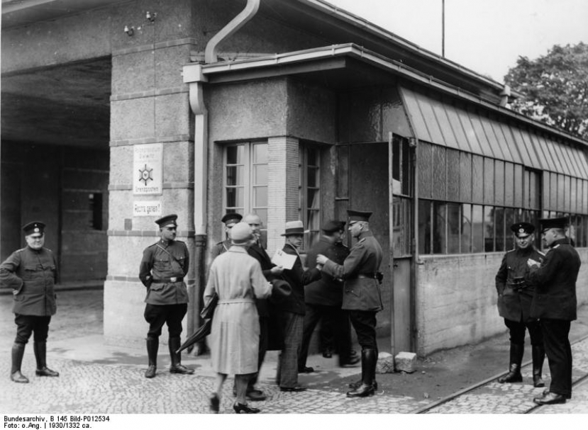 Deutscher Grenzposten in Beuthen. Quelle: Deutsches Bundesarchiv / Niemieckie przejście graniczne w Bytomiu. Źródło: Bundesarchiv