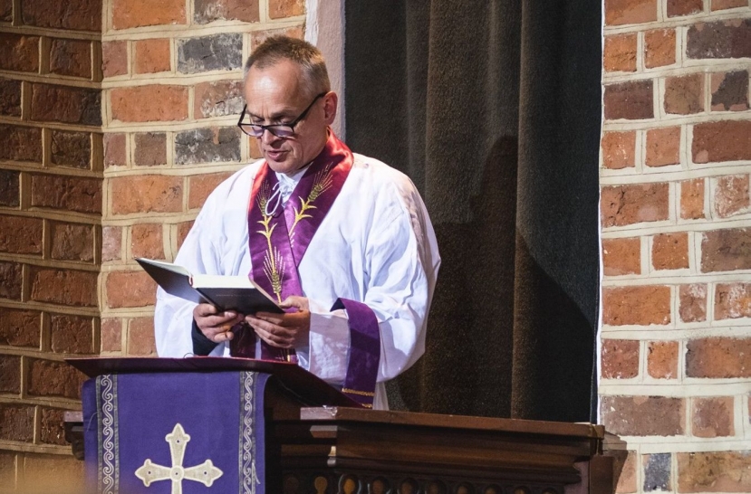 Pater Andrzej Fober in der St. Christophorikirche in Breslau / Ksiądz Andrzej Fober w kościele św. Krzysztofa we Wrocławiu. Foto: Zeggerteum - Kantorei der evangelischen Pfarrei St. Christophori in Breslau / Foto: Zeggerteum - kantorat parafii ewangelickiej św. Krzysztofa we Wrocławiu