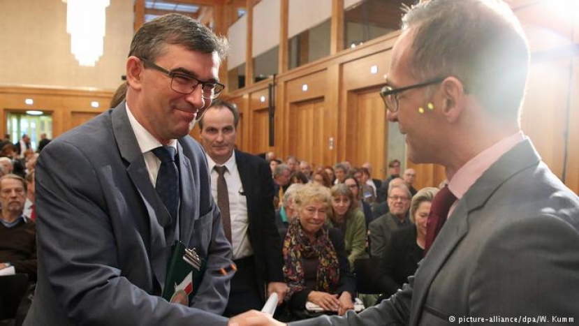 Konferencja w Berlinie: ambasador Andrzej Przyłębski (l.) i szef MSZ Heiko Maas