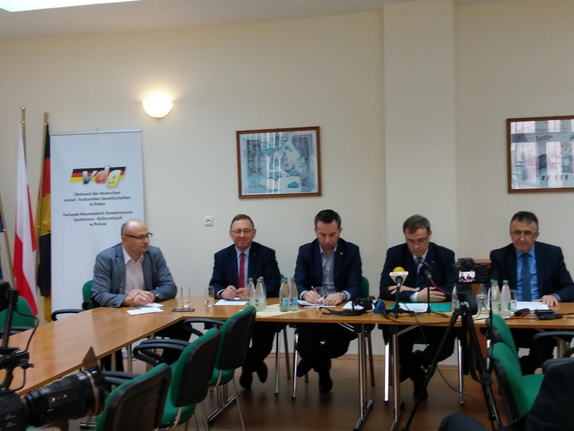 Eine Pressekonferenz die sich auf das Thema der Erklärung des Verbandes der deutschen sozial-kulturellen Gesellschaften in Polen, bezüglich den Problemen des Deutschunterrichts als Minderheitensprache und als Fremdsprache in den Grundschulen bezieht