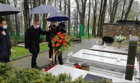 Kranzniederlegung auf dem Friedhof auf dem St. Annaberg / Złożenie kwiatów na cmentarzu parafialnym na Górze Św. Anny. Foto: Wochenblatt.pl