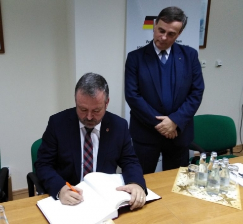 Im Oppelner Sitz des Verbandes deutscher Gesellschaften in Polen trug sich Bernd Fabritius ins Gästebuch des VdG ein. Rechts im Bild VdG-Vorsitzender Bernard Gaida.