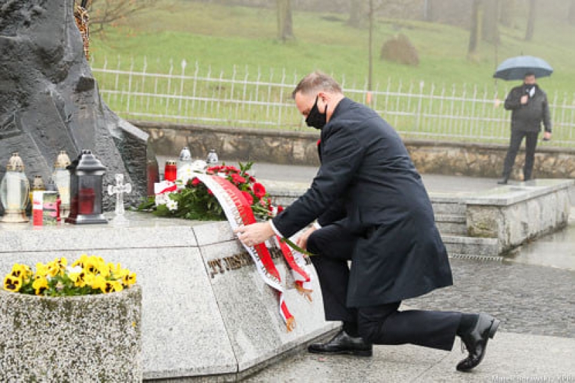 Präsident Andrzej Duda legt Blumen am Denkmal auf dem St. Annaberg. / Prezydent Andrzej Duda składa kwiaty pod pomnikiem czynu Powstańczego na górze Św. Anny.  Quelle / Źródło: Radio Opole 