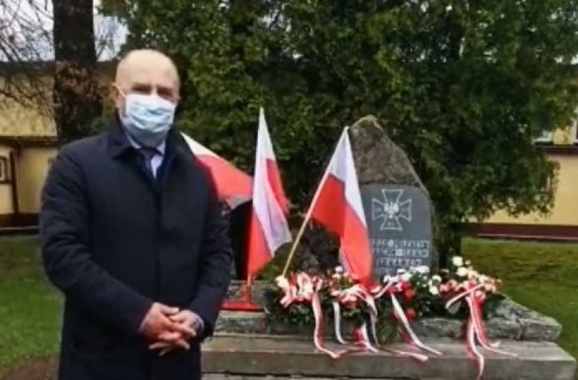 Marschall Andrzej Buła vor dem Denkmal für Schlesische Aufständische in Guttentag / Marszałek Andrzej Buła przed pomnikiem Powstańców Śląskich w Dobrodzieniu. Quelle / Źródło: Województwo Opolskie 