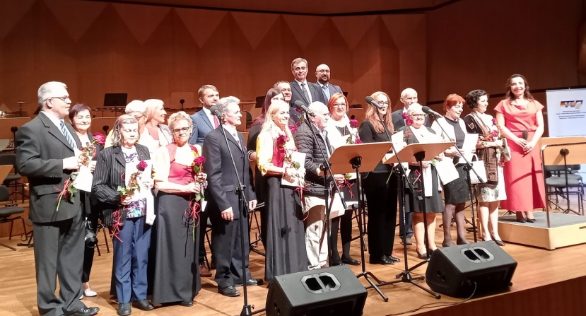 Während der Feierlichkeiten wurden Personen verehrt, die besondere Verdienste für die deutsche Minderheit geleistet haben / Podczas uroczystości jubileuszowych uhonorowano osoby, które wyróżniły się szczególnym wkładem na rzecz mniejszości niemieckiej. Foto: VdG