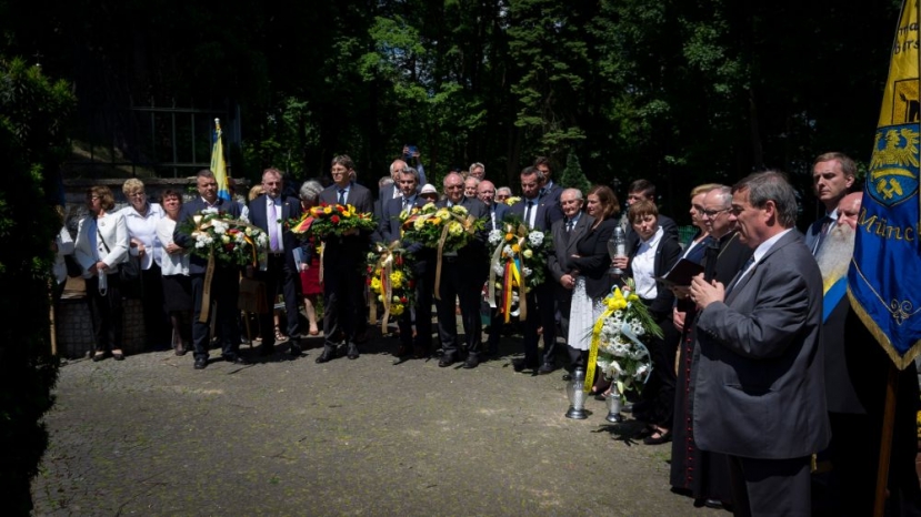 Kranzniederlegung auf dem Friedhof am St. Annaberg  / Złożenie kwiatów na cmentarzu na Górze Św. Anny. Foto: Mateusz Koszyk 